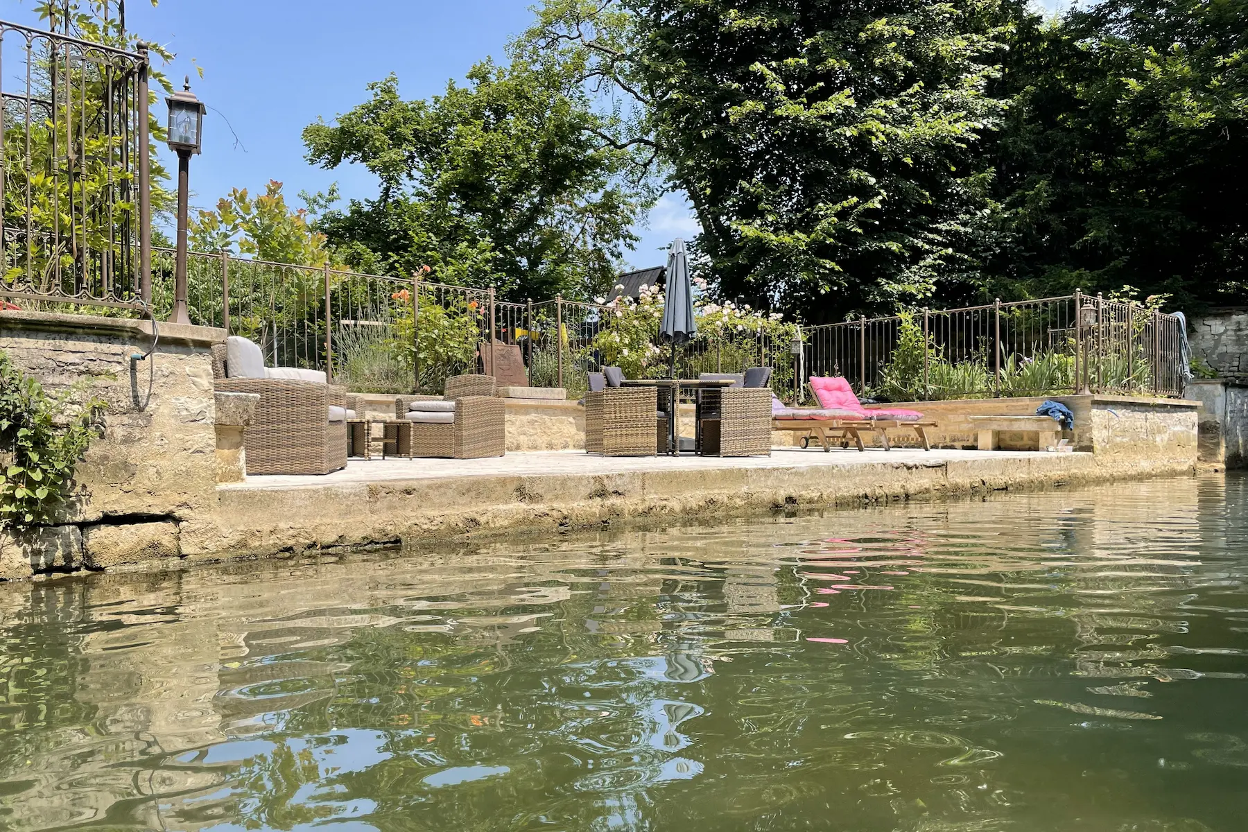 La terrasse en bord de rivière pour apéro ou repos en famille ou entre amis