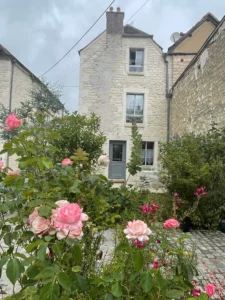 Séjour d'exception en bord de rivière au Clos de l’Armançon, le gîte La Maison Biscotte à Tonnerre en Bourgogne