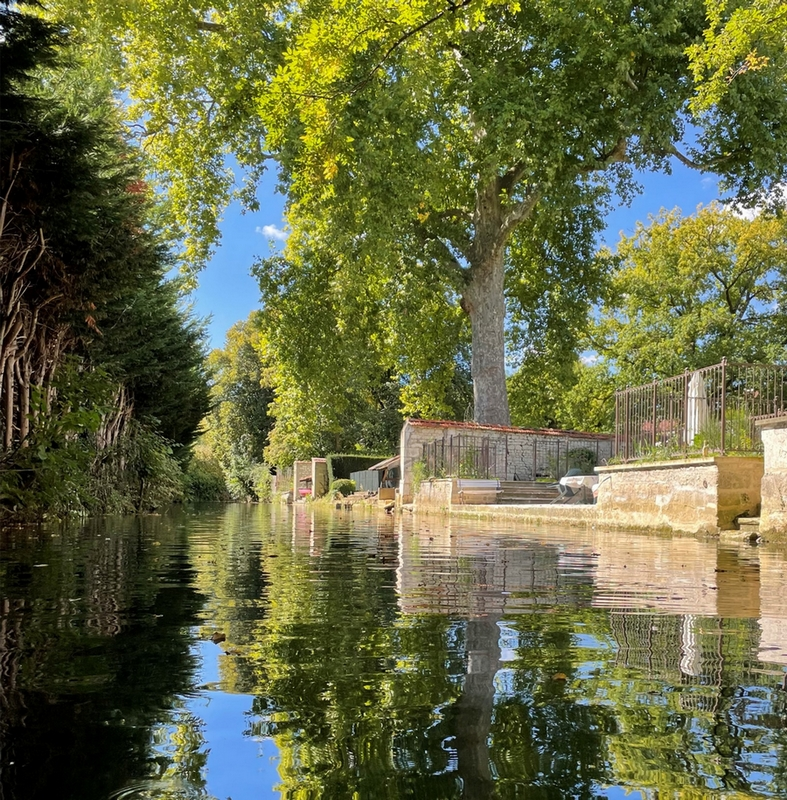 Au bord de l'eau la grande terrasse aménagée