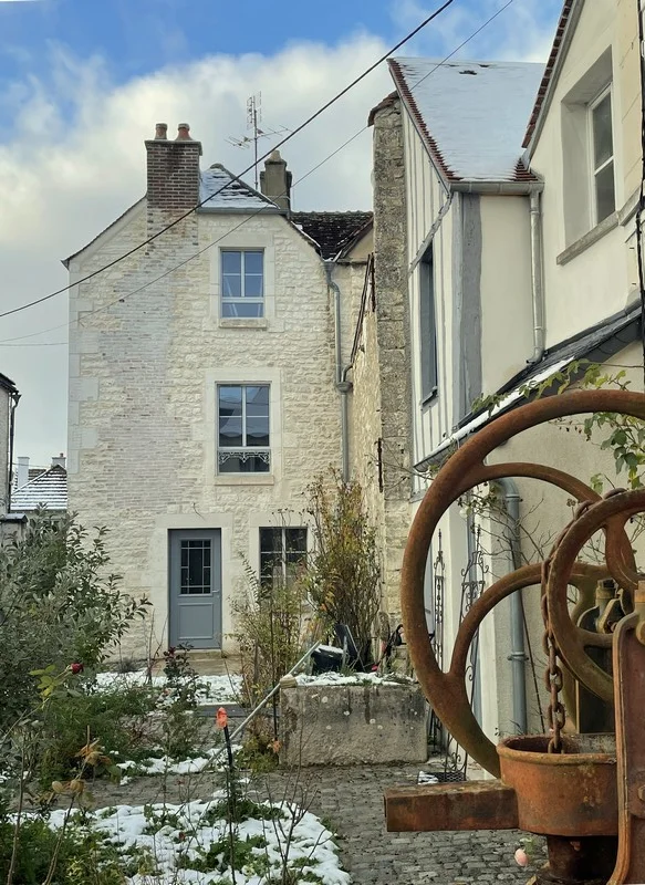 Dans le Clos de l'Armançon, entrée de la Petite Maison, un hébergement de tourisme (gite) pour 4 personnes.